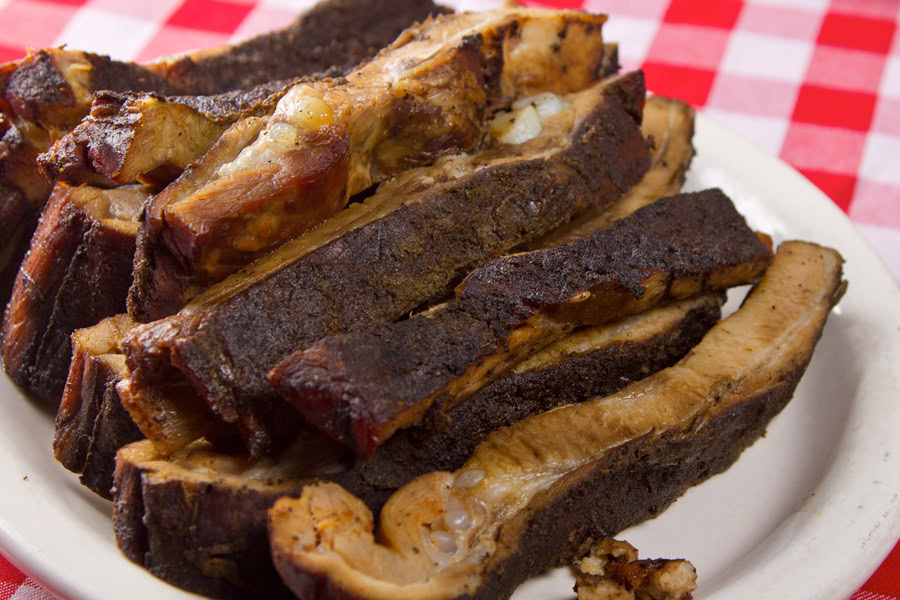 Herman’s ribs served on a plate at a red-and-white checkered table